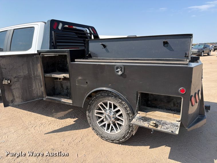 image for item MZ9870 2018 Ford F250 Super Duty XL Crew Cab flatbed pickup truck