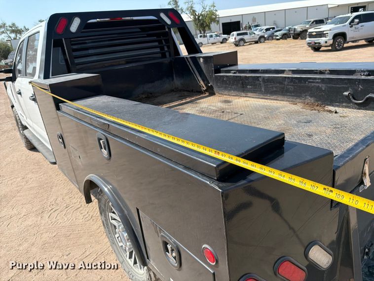 image for item MZ9870 2018 Ford F250 Super Duty XL Crew Cab flatbed pickup truck