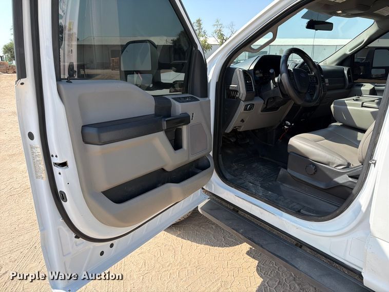 image for item MZ9870 2018 Ford F250 Super Duty XL Crew Cab flatbed pickup truck