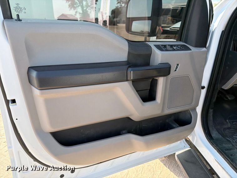 image for item MZ9870 2018 Ford F250 Super Duty XL Crew Cab flatbed pickup truck