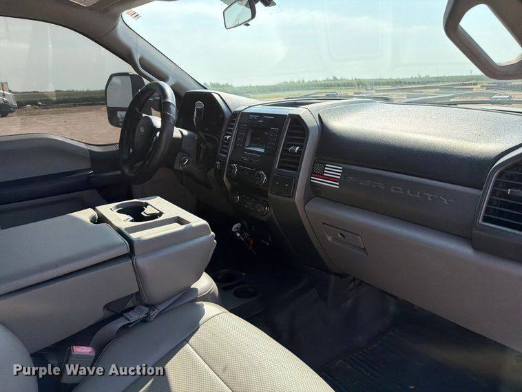 image for item MZ9870 2018 Ford F250 Super Duty XL Crew Cab flatbed pickup truck