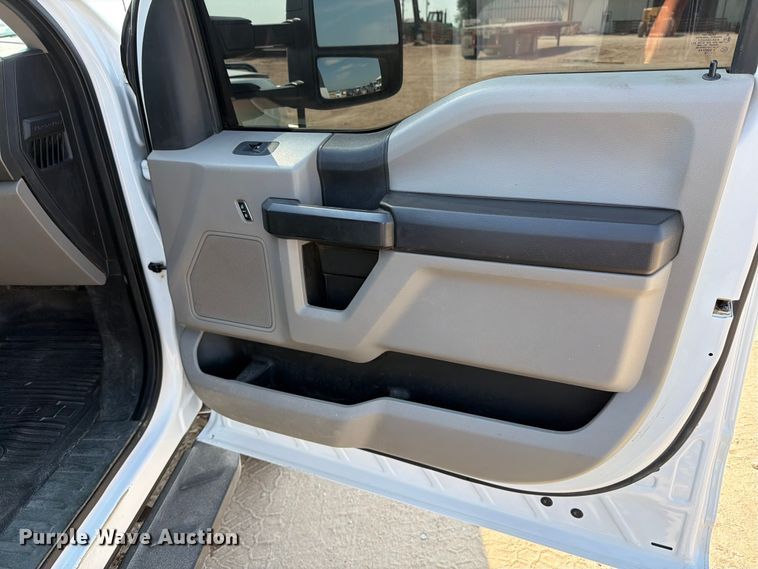 image for item MZ9870 2018 Ford F250 Super Duty XL Crew Cab flatbed pickup truck