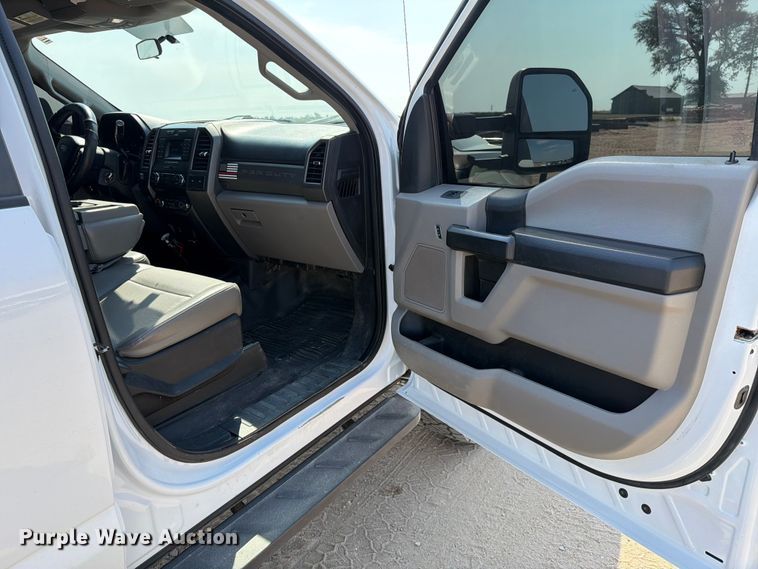 image for item MZ9870 2018 Ford F250 Super Duty XL Crew Cab flatbed pickup truck