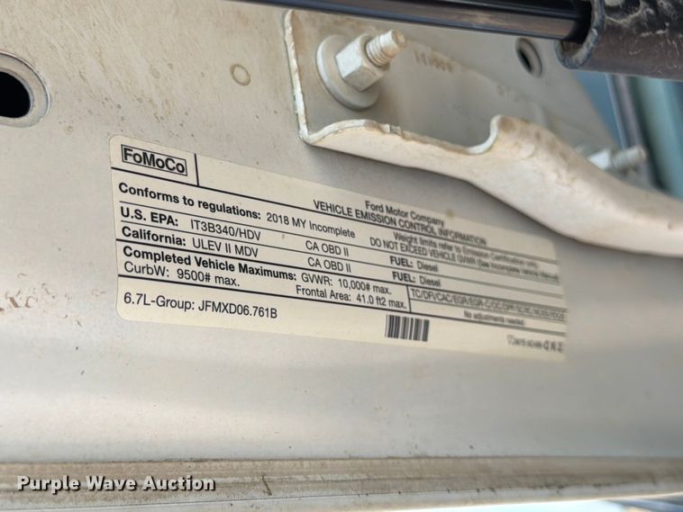 image for item MZ9870 2018 Ford F250 Super Duty XL Crew Cab flatbed pickup truck