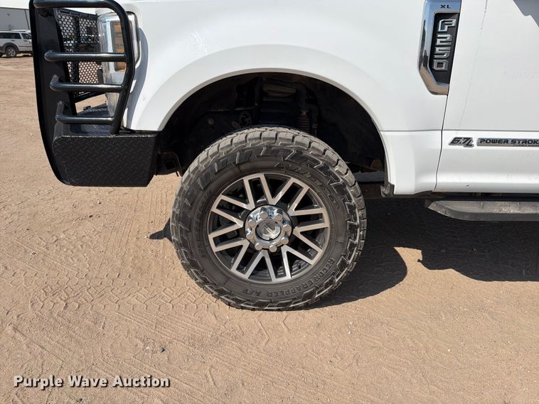 image for item MZ9870 2018 Ford F250 Super Duty XL Crew Cab flatbed pickup truck
