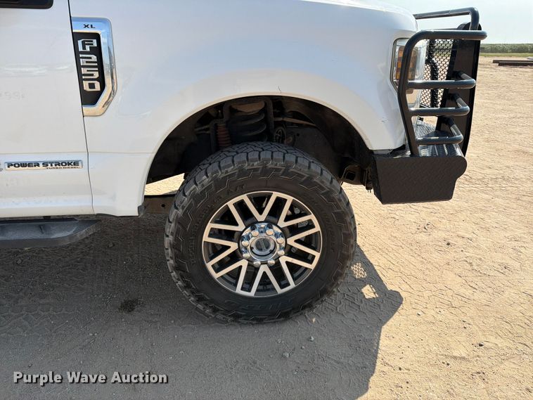 image for item MZ9870 2018 Ford F250 Super Duty XL Crew Cab flatbed pickup truck