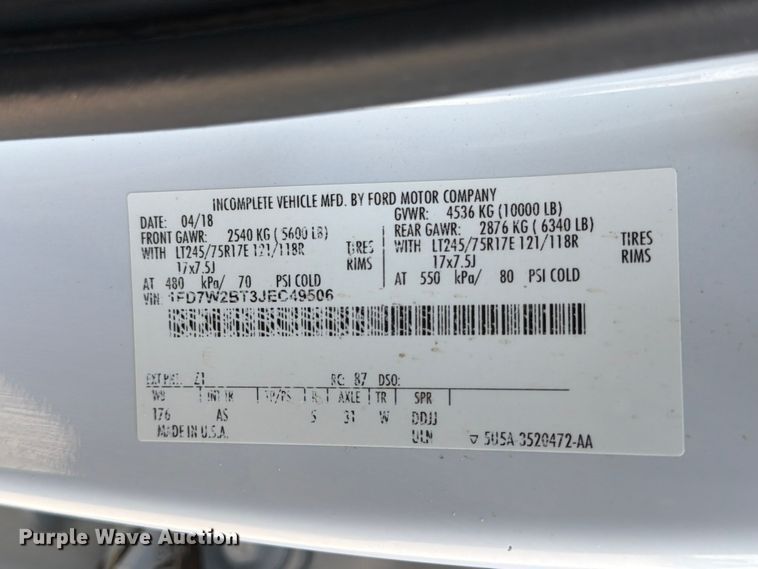 image for item MZ9870 2018 Ford F250 Super Duty XL Crew Cab flatbed pickup truck