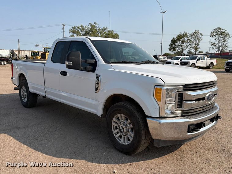 image for item MZ9871 2017 Ford F250 Super Duty XLT Ext. Cab pickup truck