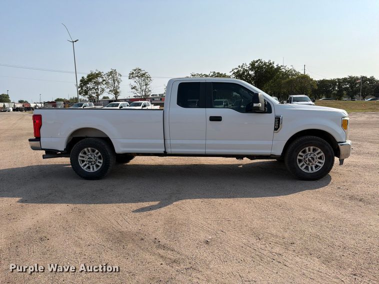 image for item MZ9871 2017 Ford F250 Super Duty XLT Ext. Cab pickup truck