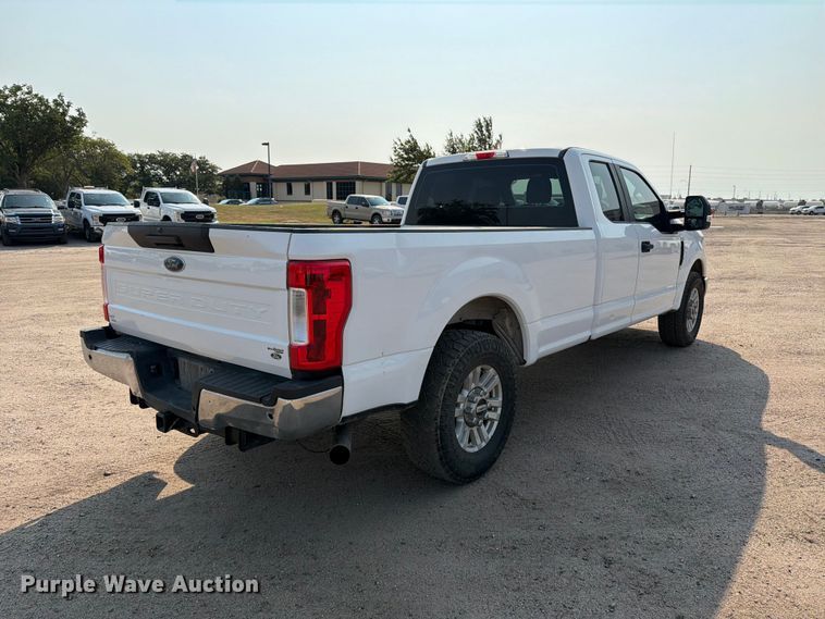 image for item MZ9871 2017 Ford F250 Super Duty XLT Ext. Cab pickup truck