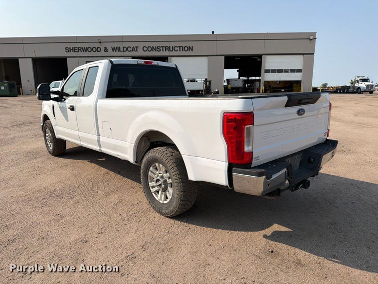image for item MZ9871 2017 Ford F250 Super Duty XLT Ext. Cab pickup truck