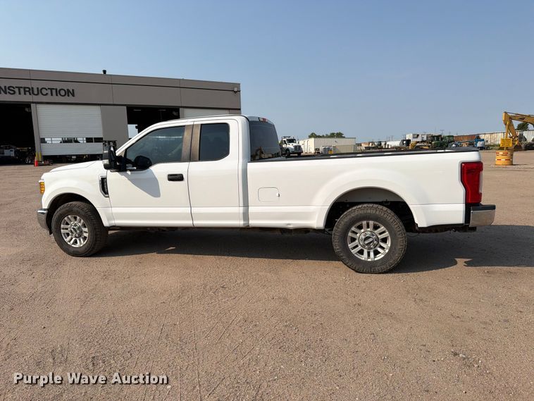 image for item MZ9871 2017 Ford F250 Super Duty XLT Ext. Cab pickup truck