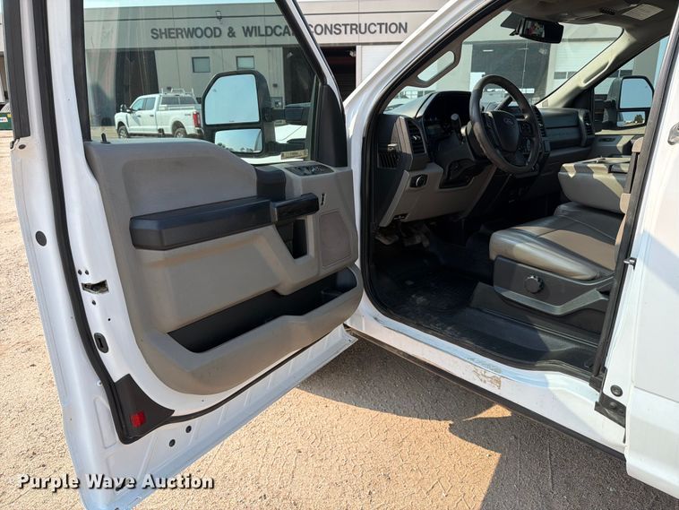 image for item MZ9871 2017 Ford F250 Super Duty XLT Ext. Cab pickup truck
