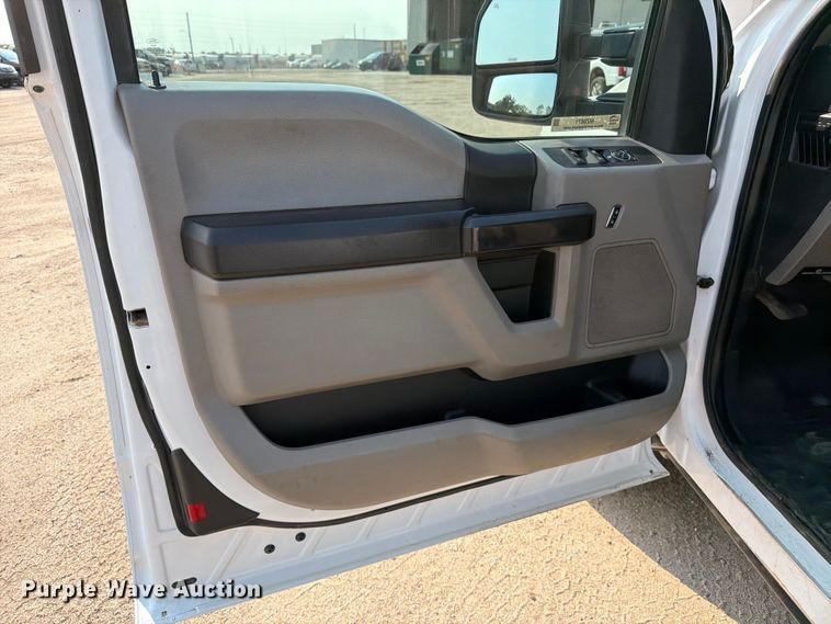 image for item MZ9871 2017 Ford F250 Super Duty XLT Ext. Cab pickup truck
