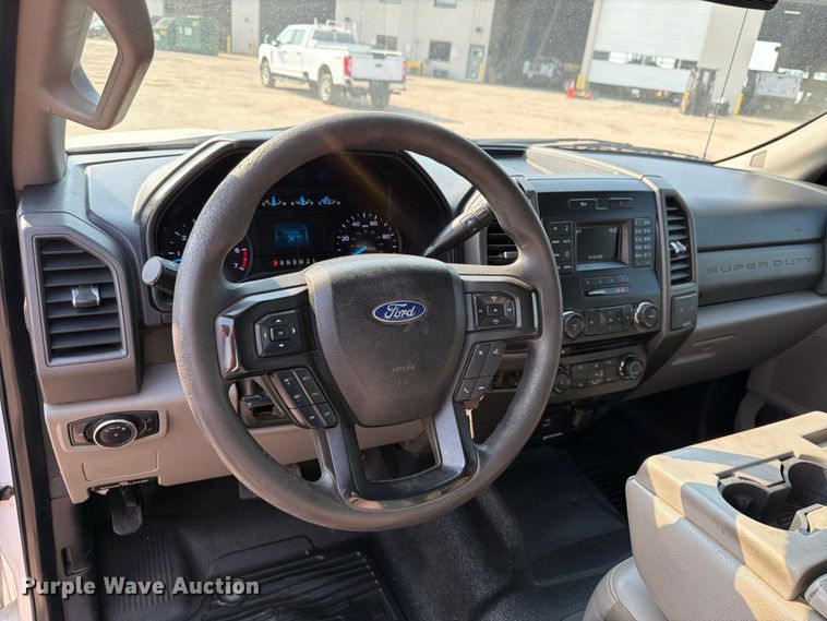 image for item MZ9871 2017 Ford F250 Super Duty XLT Ext. Cab pickup truck