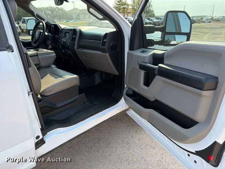 image for item MZ9871 2017 Ford F250 Super Duty XLT Ext. Cab pickup truck