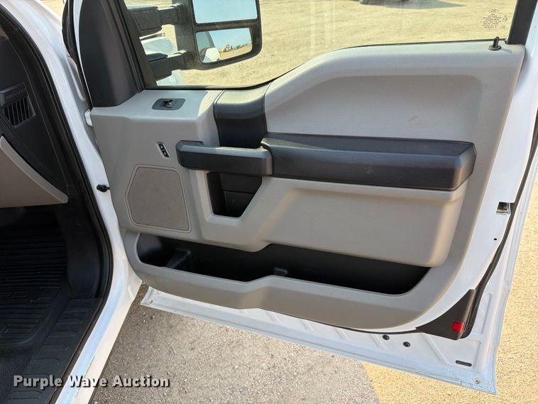image for item MZ9871 2017 Ford F250 Super Duty XLT Ext. Cab pickup truck