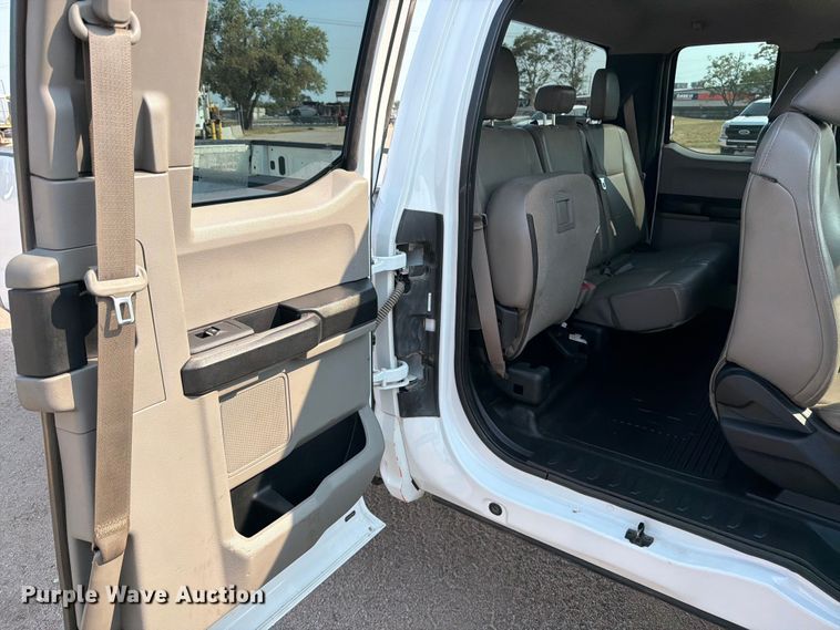 image for item MZ9871 2017 Ford F250 Super Duty XLT Ext. Cab pickup truck