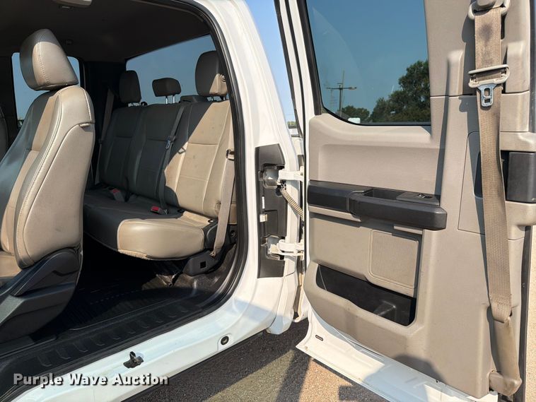 image for item MZ9871 2017 Ford F250 Super Duty XLT Ext. Cab pickup truck