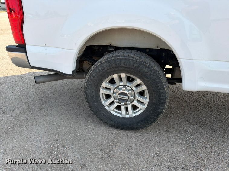 image for item MZ9871 2017 Ford F250 Super Duty XLT Ext. Cab pickup truck