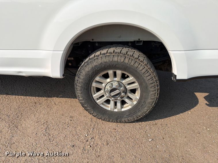 image for item MZ9871 2017 Ford F250 Super Duty XLT Ext. Cab pickup truck