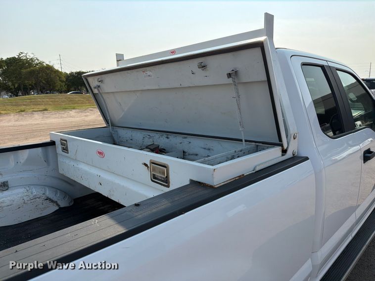 image for item MZ9872 2021 Ford F250 Super Duty XLT Ext. Cab pickup truck