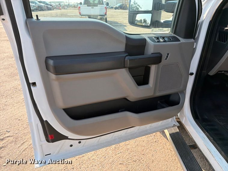 image for item MZ9872 2021 Ford F250 Super Duty XLT Ext. Cab pickup truck