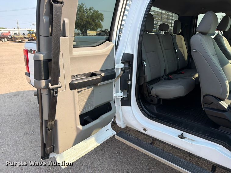 image for item MZ9872 2021 Ford F250 Super Duty XLT Ext. Cab pickup truck