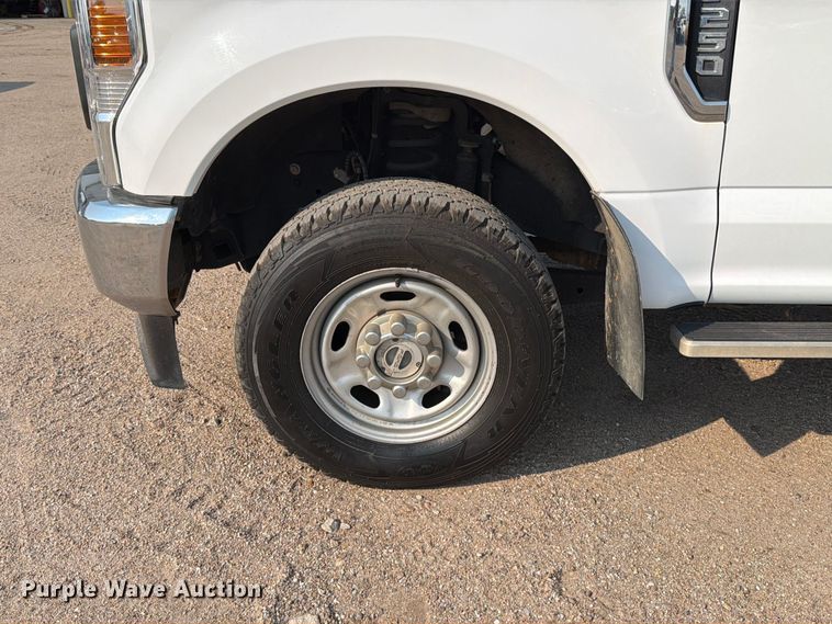 image for item MZ9872 2021 Ford F250 Super Duty XLT Ext. Cab pickup truck