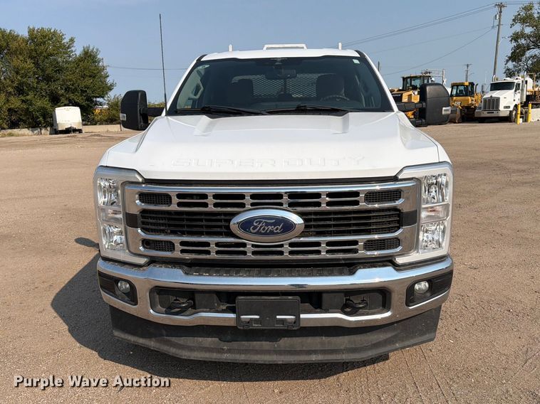 image for item MZ9873 2023 Ford F250 Super Duty XL Crew Cab pickup truck