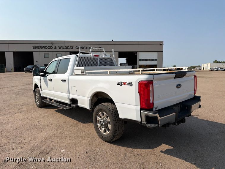 image for item MZ9873 2023 Ford F250 Super Duty XL Crew Cab pickup truck
