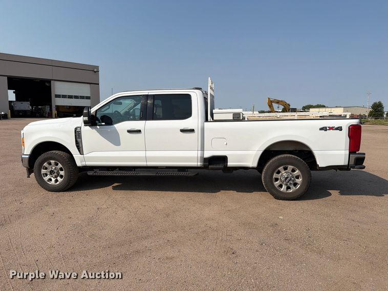 image for item MZ9873 2023 Ford F250 Super Duty XL Crew Cab pickup truck