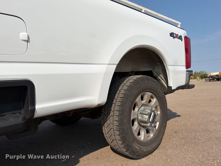 image for item MZ9873 2023 Ford F250 Super Duty XL Crew Cab pickup truck