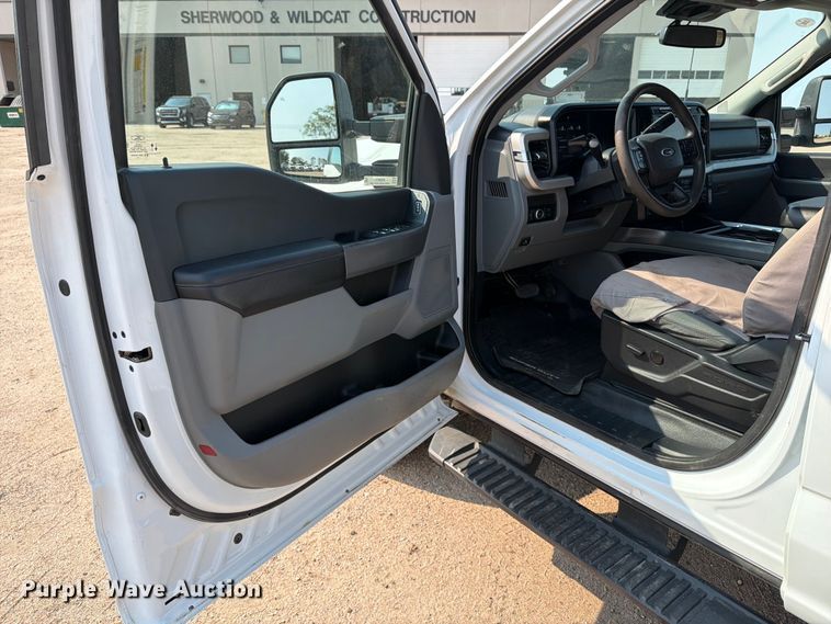 image for item MZ9873 2023 Ford F250 Super Duty XL Crew Cab pickup truck