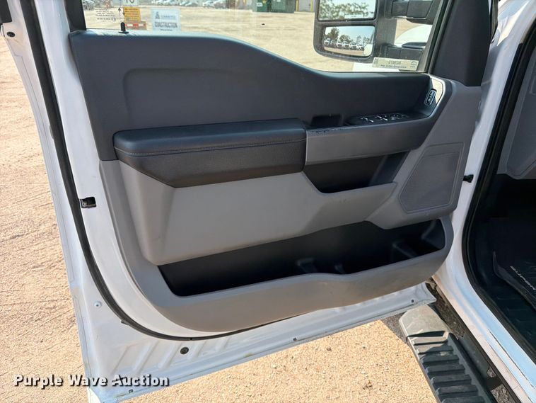 image for item MZ9873 2023 Ford F250 Super Duty XL Crew Cab pickup truck