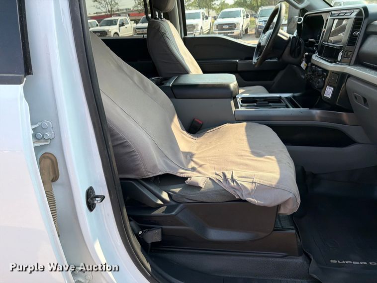 image for item MZ9873 2023 Ford F250 Super Duty XL Crew Cab pickup truck