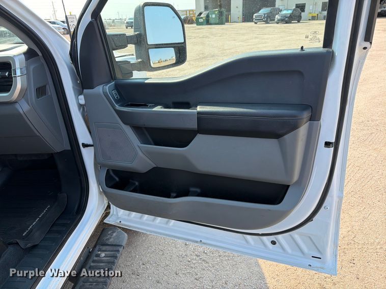 image for item MZ9873 2023 Ford F250 Super Duty XL Crew Cab pickup truck