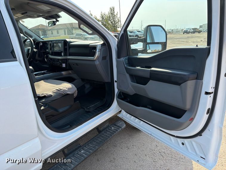 image for item MZ9873 2023 Ford F250 Super Duty XL Crew Cab pickup truck