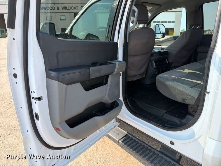 image for item MZ9873 2023 Ford F250 Super Duty XL Crew Cab pickup truck