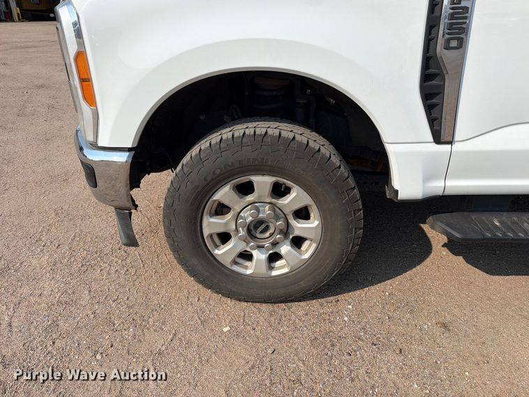 image for item MZ9873 2023 Ford F250 Super Duty XL Crew Cab pickup truck