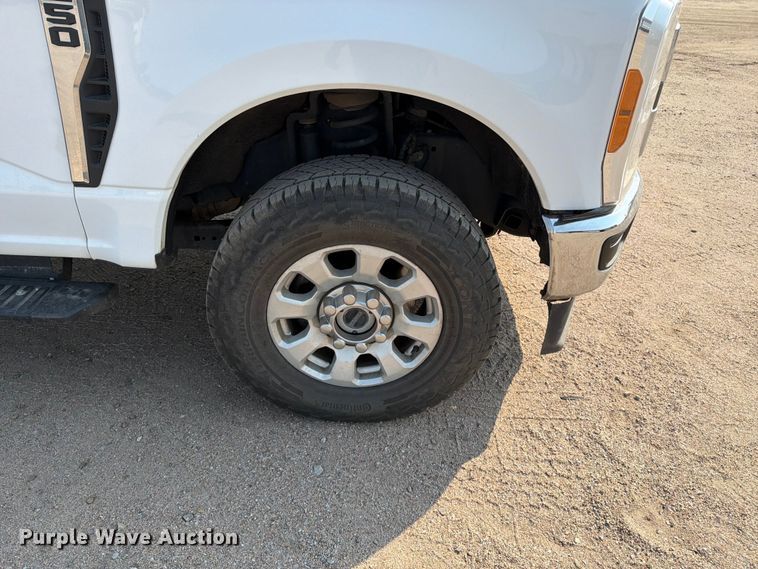 image for item MZ9873 2023 Ford F250 Super Duty XL Crew Cab pickup truck