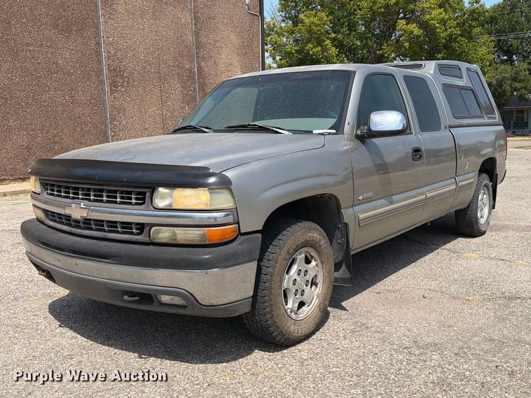 2000 Chevrolet Silverado 1500 Ext. Cab pickup truck