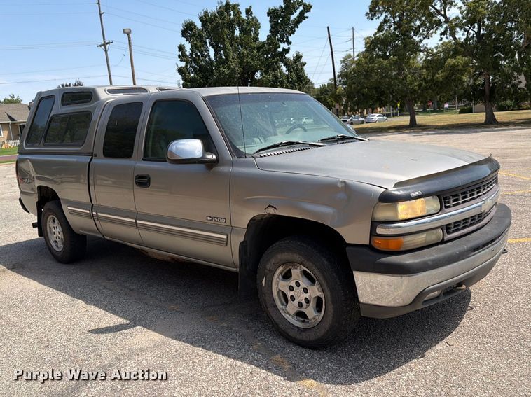 image for item MZ9889 2000 Chevrolet Silverado 1500 Ext. Cab pickup truck