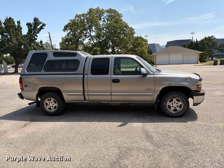 image for item MZ9889 2000 Chevrolet Silverado 1500 Ext. Cab pickup truck