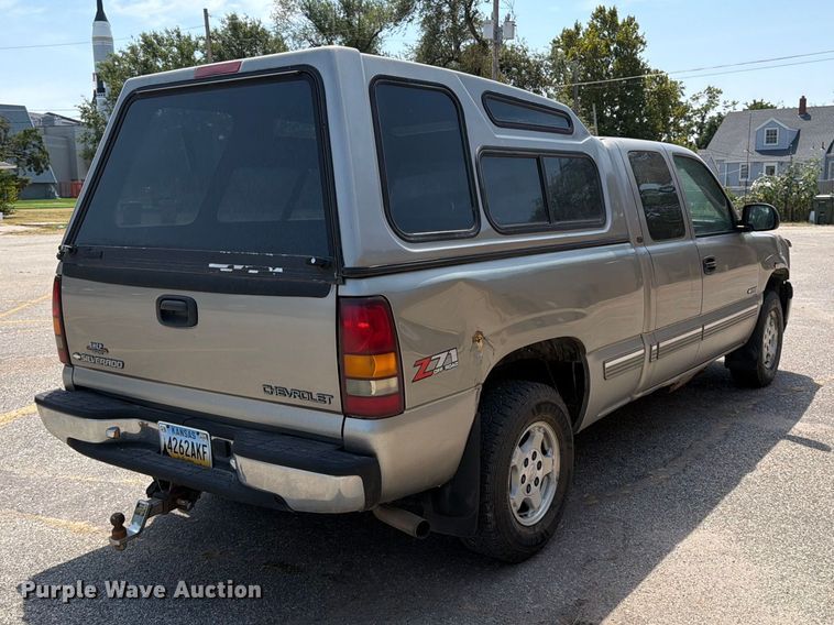 image for item MZ9889 2000 Chevrolet Silverado 1500 Ext. Cab pickup truck