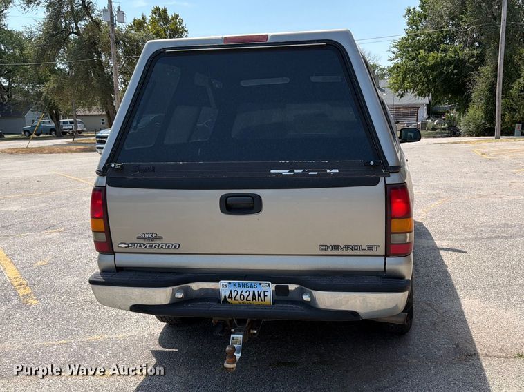 image for item MZ9889 2000 Chevrolet Silverado 1500 Ext. Cab pickup truck