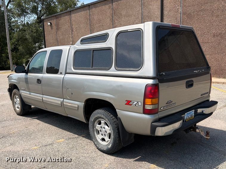 image for item MZ9889 2000 Chevrolet Silverado 1500 Ext. Cab pickup truck