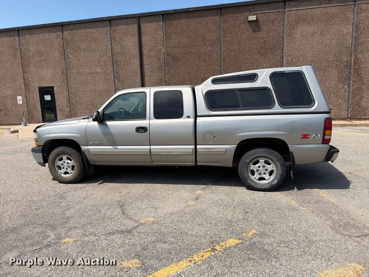 image for item MZ9889 2000 Chevrolet Silverado 1500 Ext. Cab pickup truck
