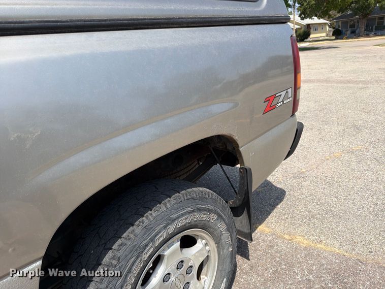 image for item MZ9889 2000 Chevrolet Silverado 1500 Ext. Cab pickup truck
