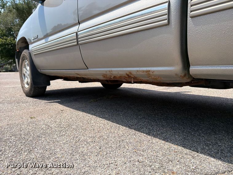 image for item MZ9889 2000 Chevrolet Silverado 1500 Ext. Cab pickup truck
